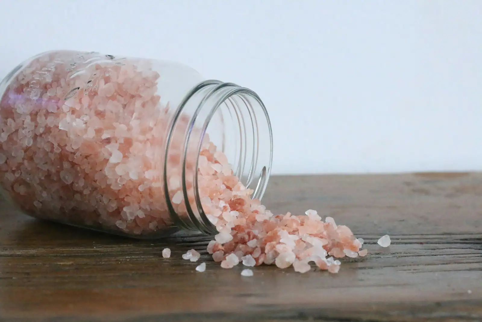 Kavanozdan dökülen pembe tuz kristalleri