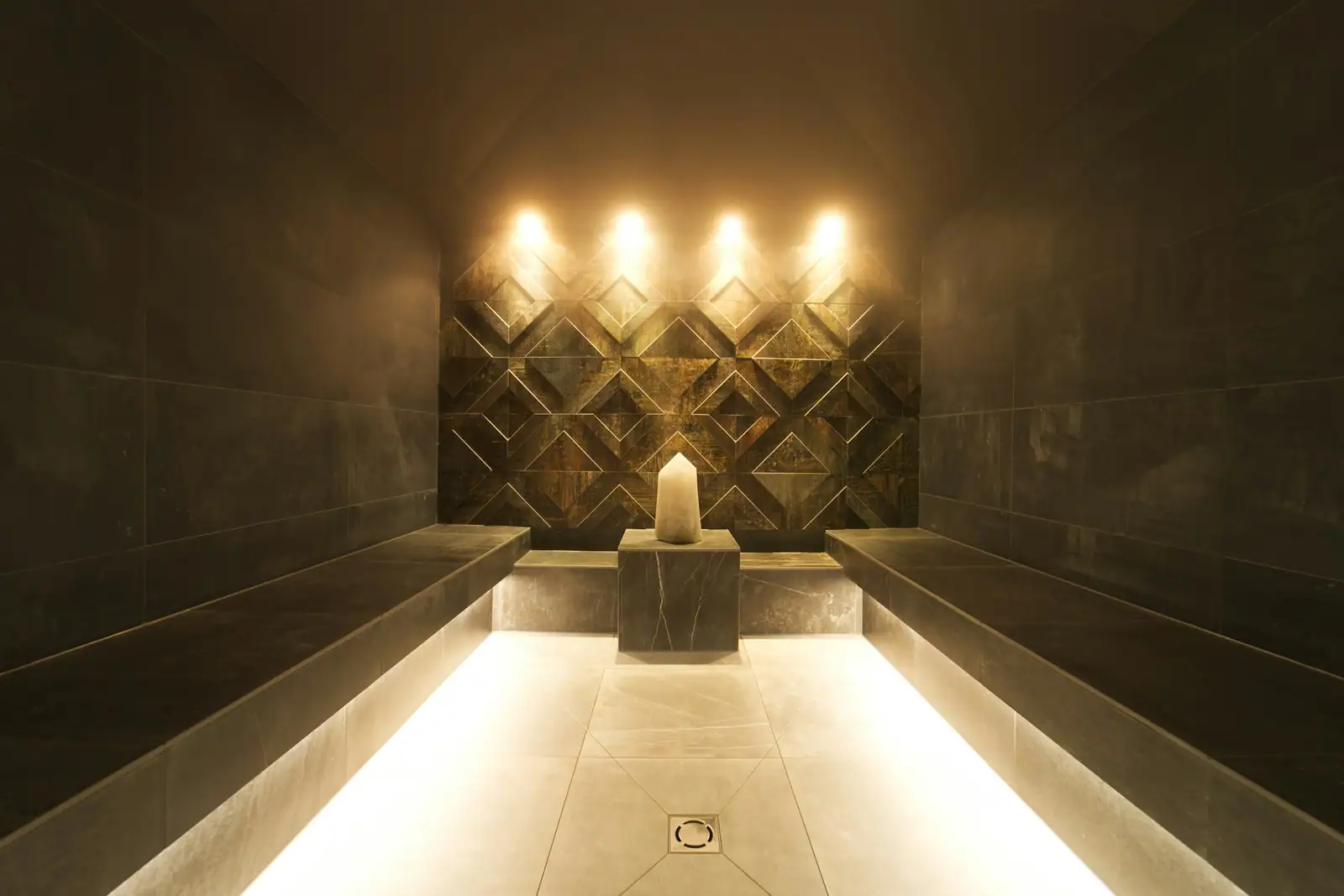 Işıklı taş hamam bölümü