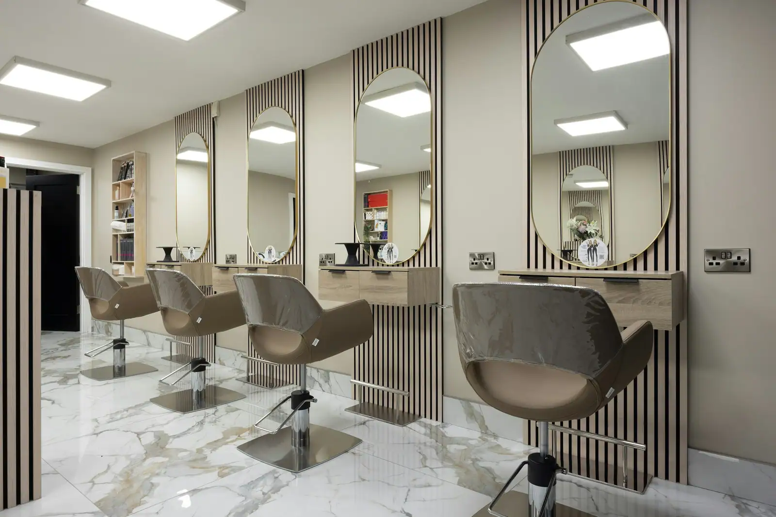 Kemerli aynalı salon koltukları