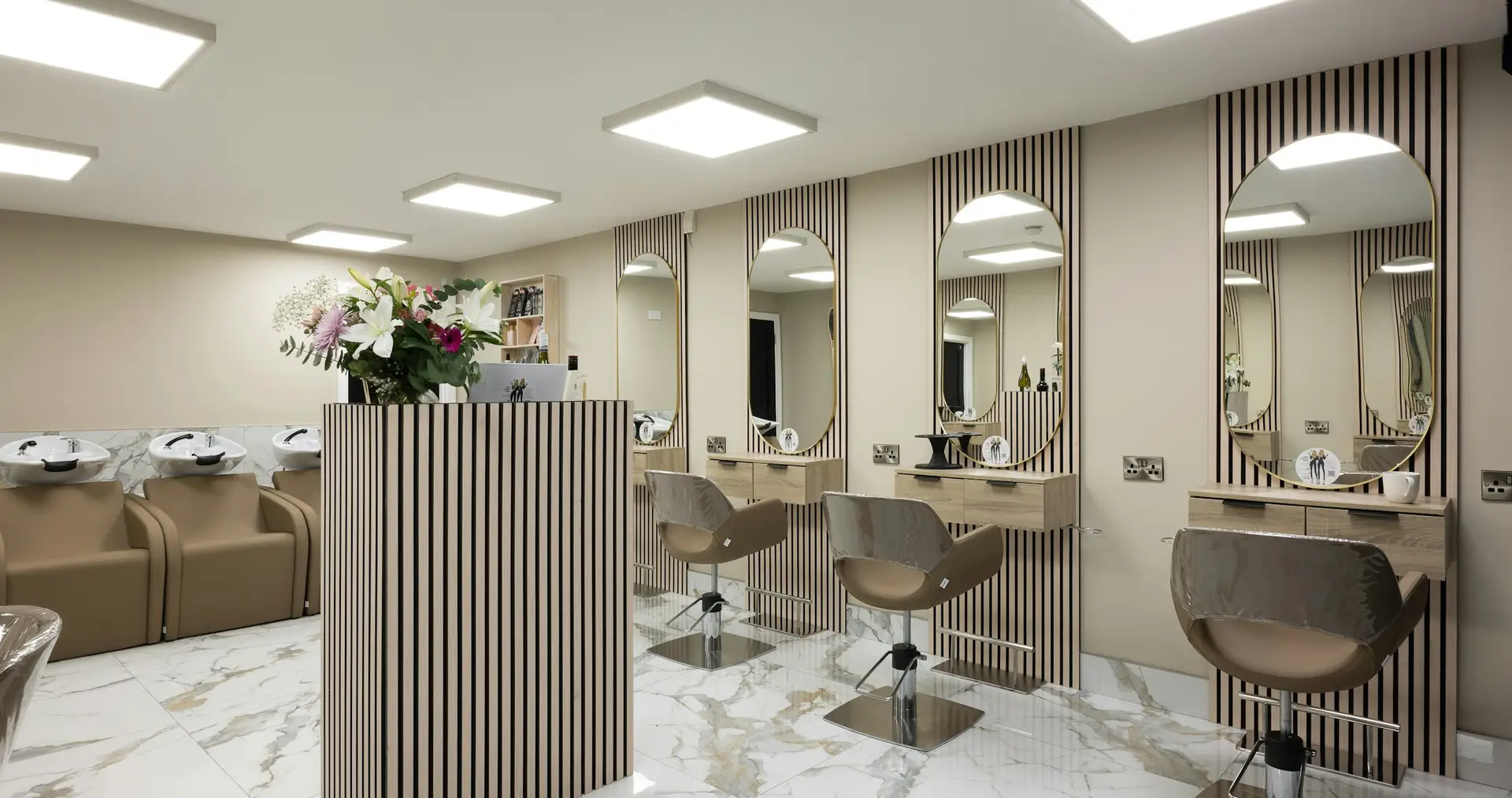 Mermer zeminli, kemerli aynalı ve şampanya tonlu salon