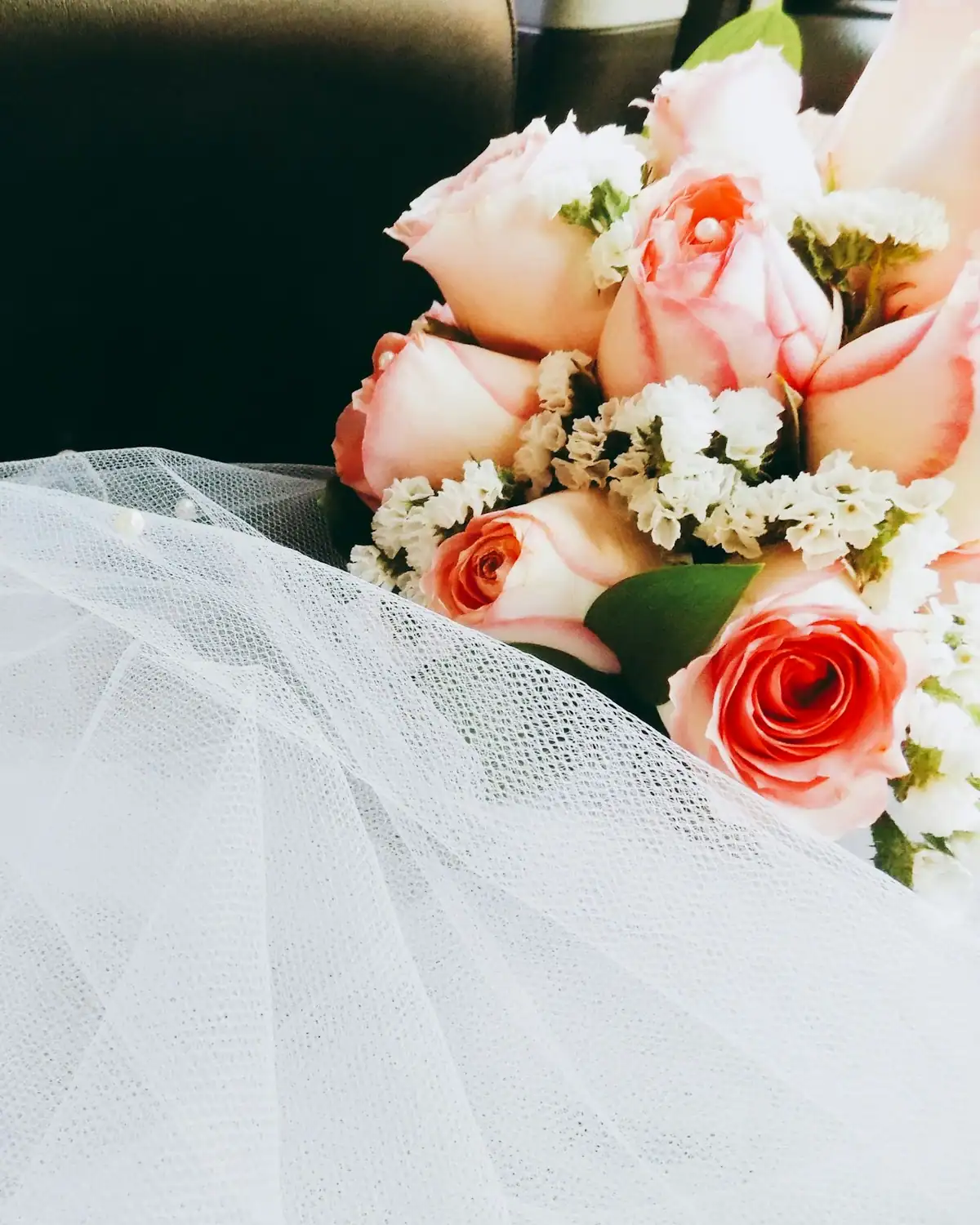 Duvak tülü üzerinde pembe gül buketi