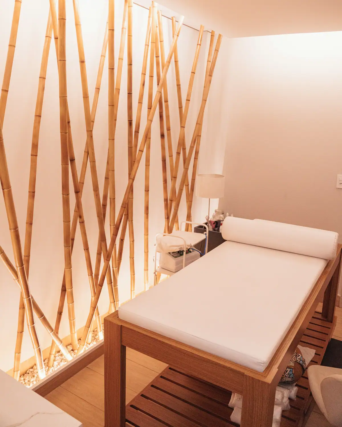 Bambu panolu, ışıklı masaj odası